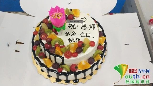 最后一堂课上,80余名高三学生高考期间为语文老师过生日