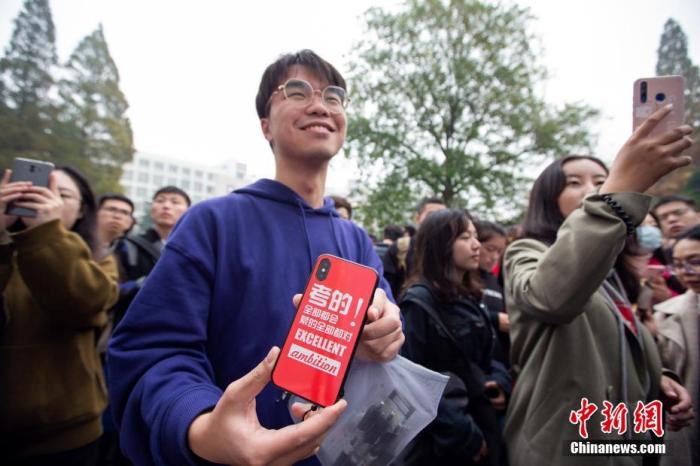 图为11月24日,国考考生在南京林业大学考点等候进场。<a target='_blank' data-cke-saved-href='http://www.chinanews.com/' href='http://www.chinanews.com/'>中新社</a>发 苏阳 摄 图片来源:CNSphoto 点击进入下一页