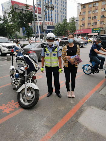 沈阳市公安局交通警察局供图和平大队五中队辅警马靖云,立即骑上摩托